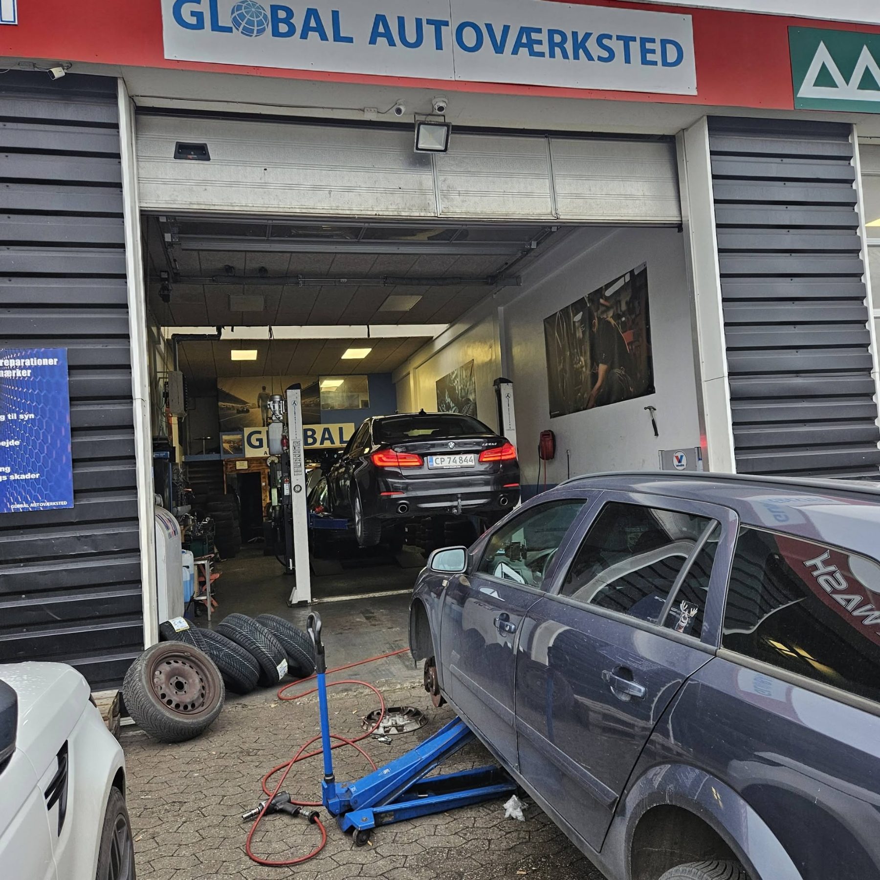 BMW på lift i Global Autoværksted